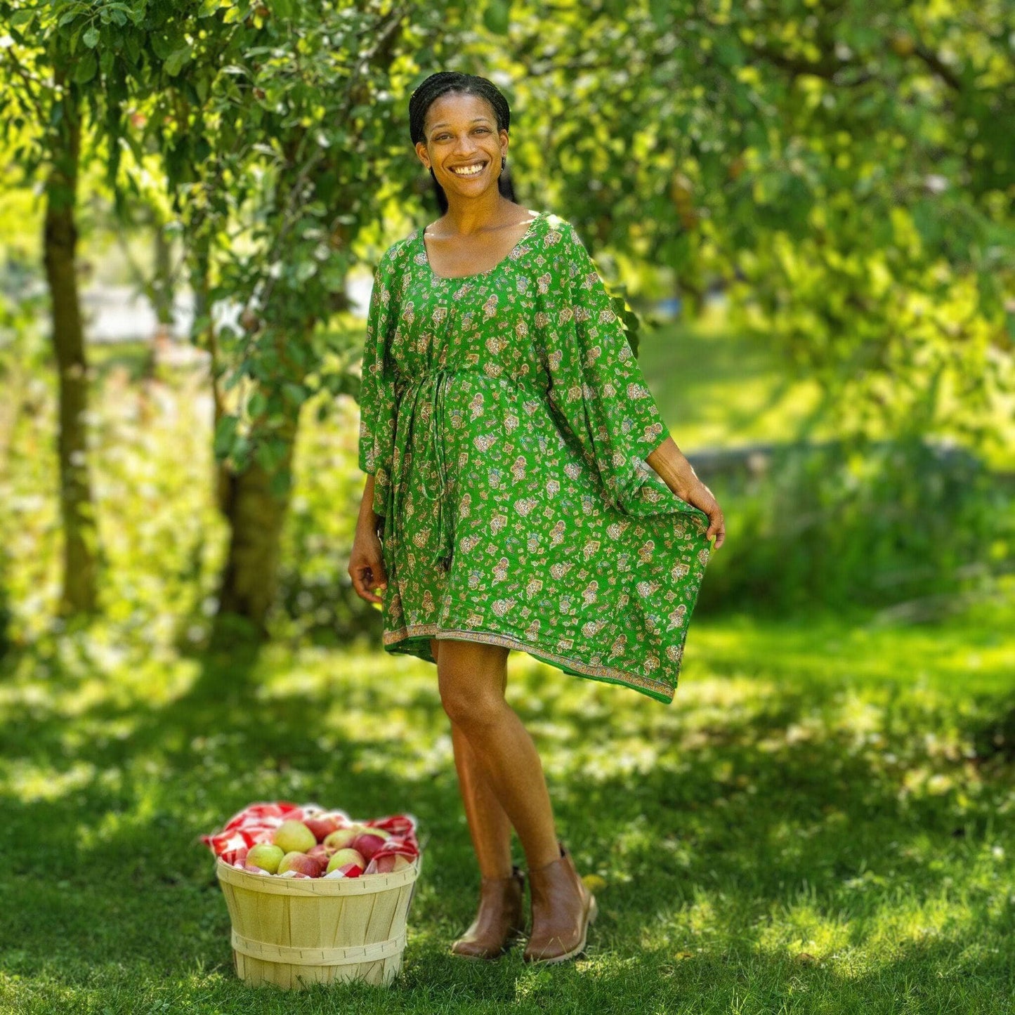 Woman wearing green short kaftan