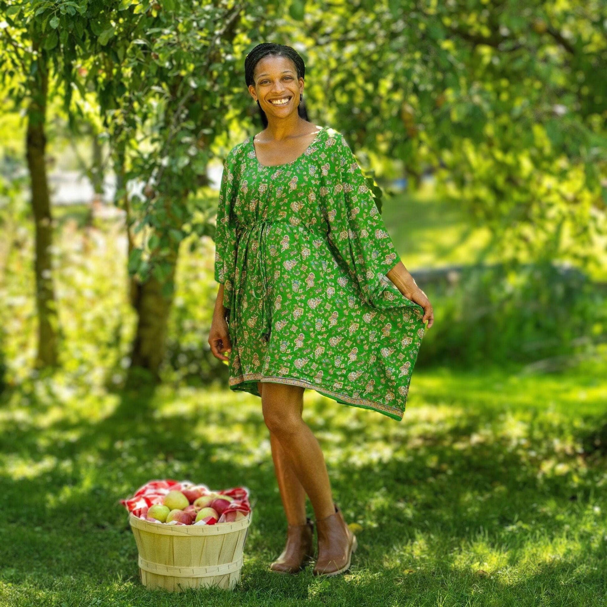 Woman wearing green short kaftan